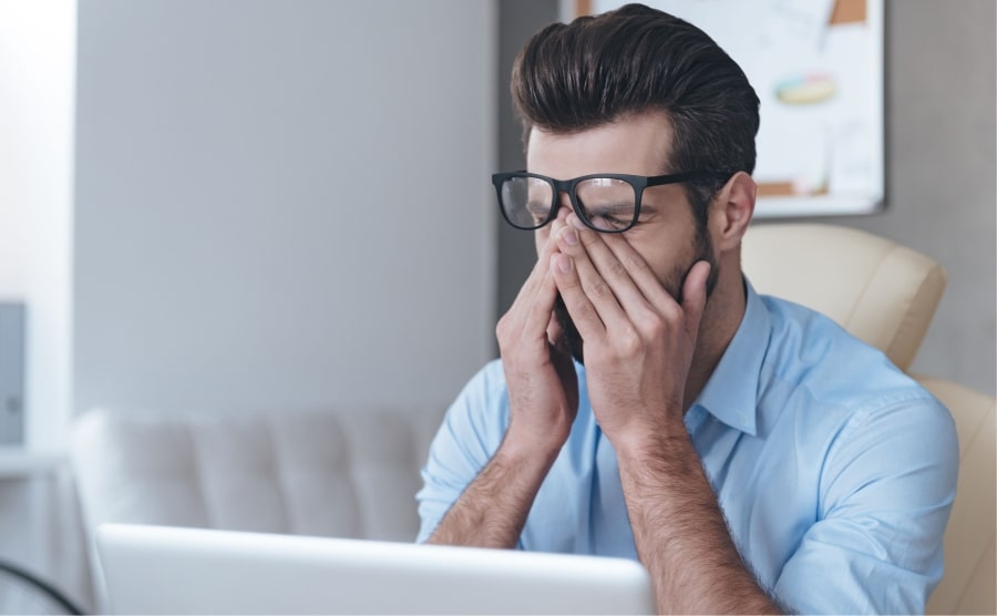 Hábitos de trabajo que protegen la vista frente a pantallas durante horas